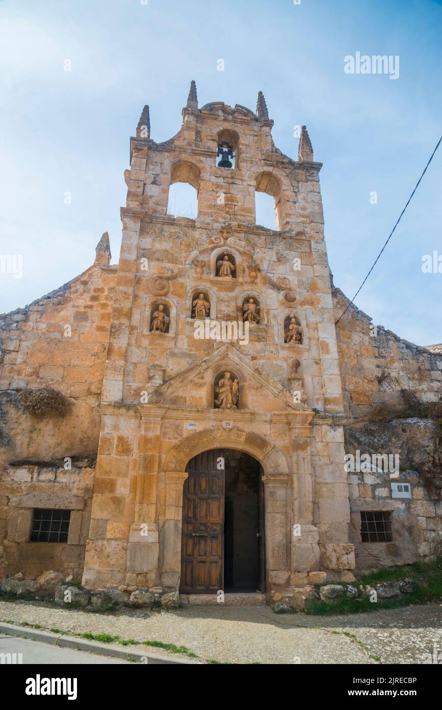 Façade de l'église Nuestra Señora de la Cueva. Hontangas, province de Burgos, Castilla Leon, Espagne. Banque D'Images