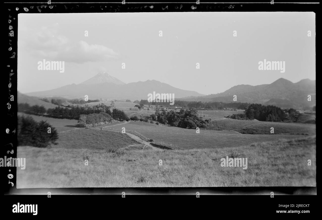 Egmont, Pouakai et Patua, 20 février 1957, par Leslie Adkin. Banque D'Images