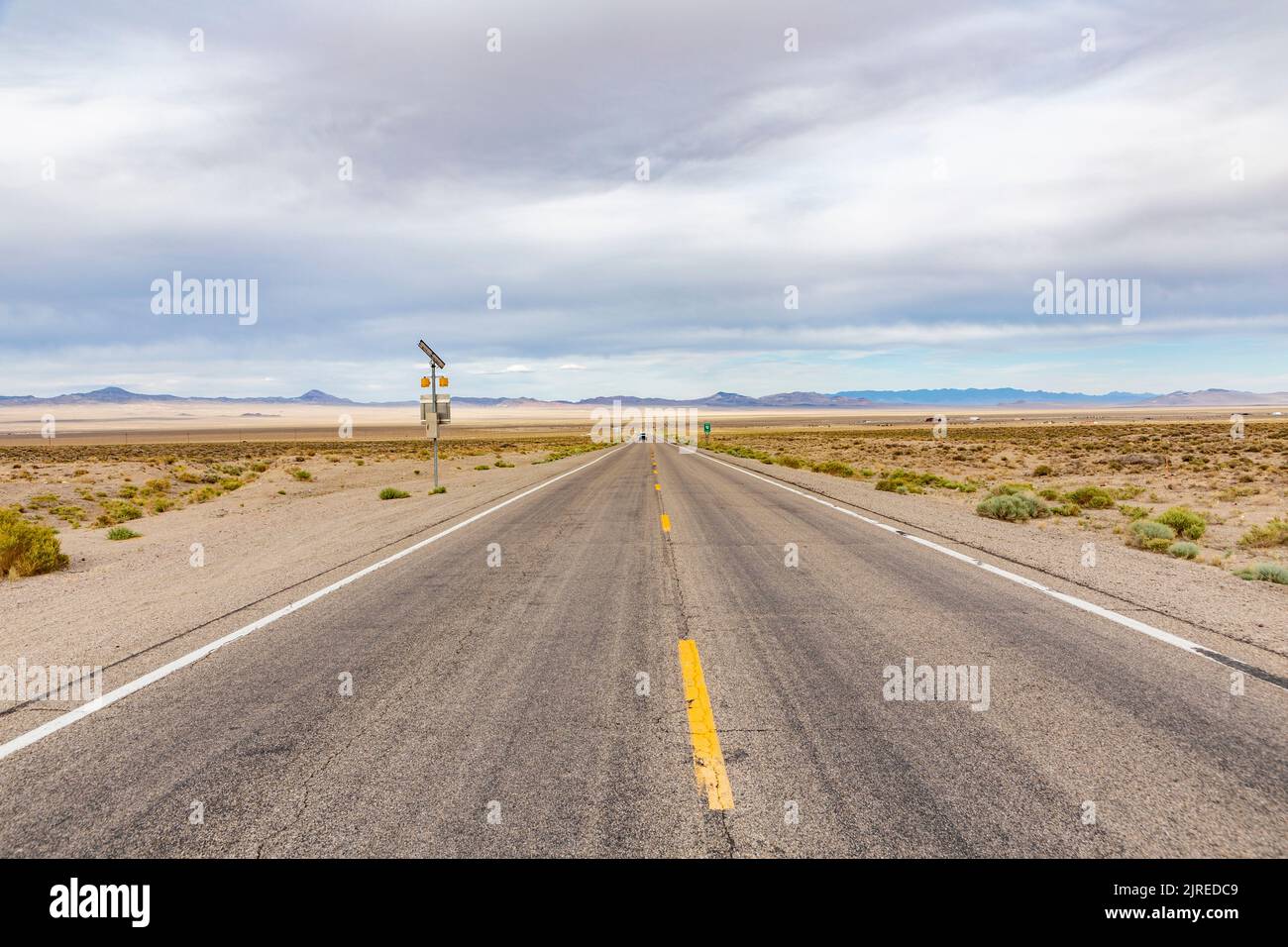 En empruntant la route 95 dans le Nevada pendant la journée à travers le désert, aux États-Unis Banque D'Images