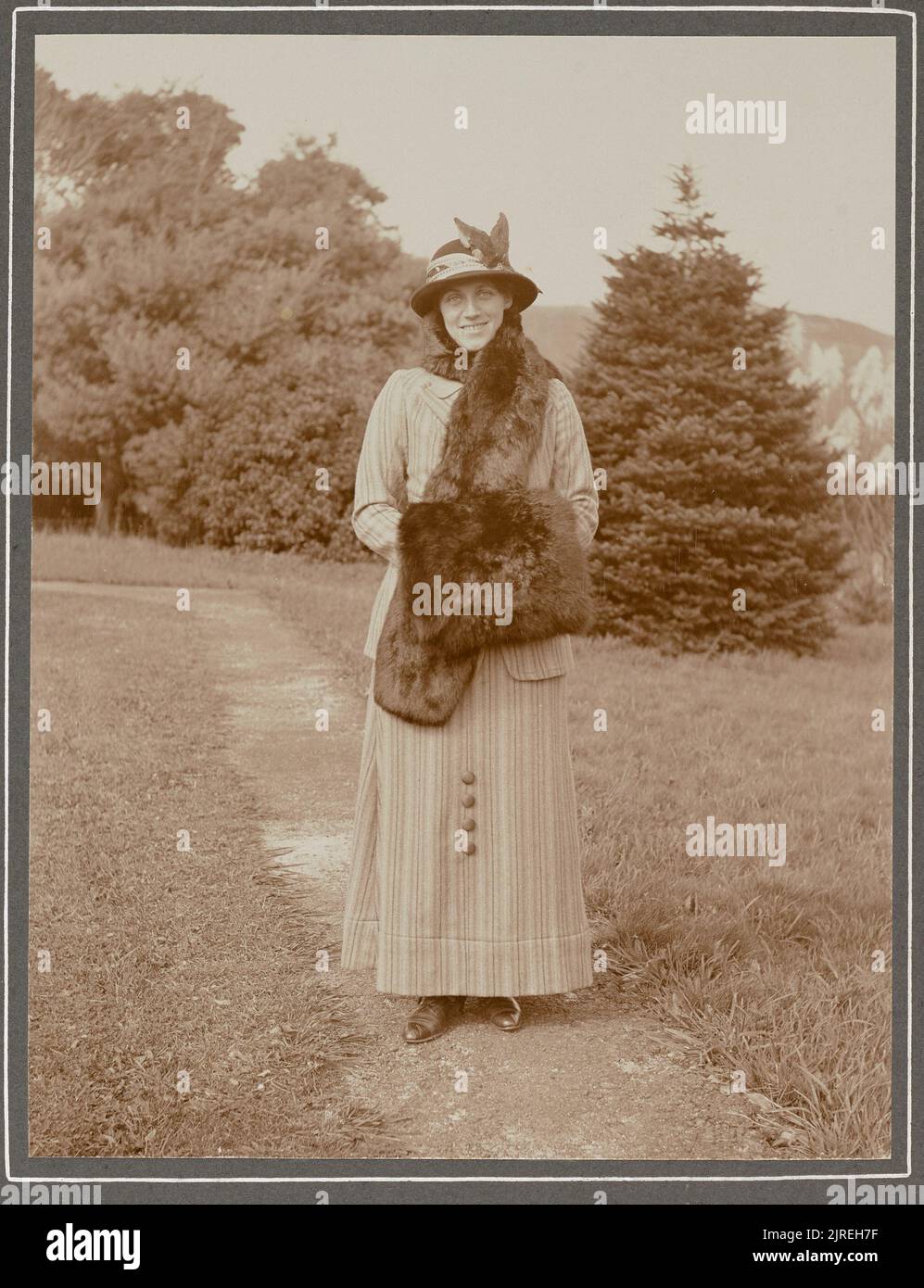 Photo Ancienne Original – Mère Et Fille Devant Maison – Vers 1914 – Format 8x6 Cm