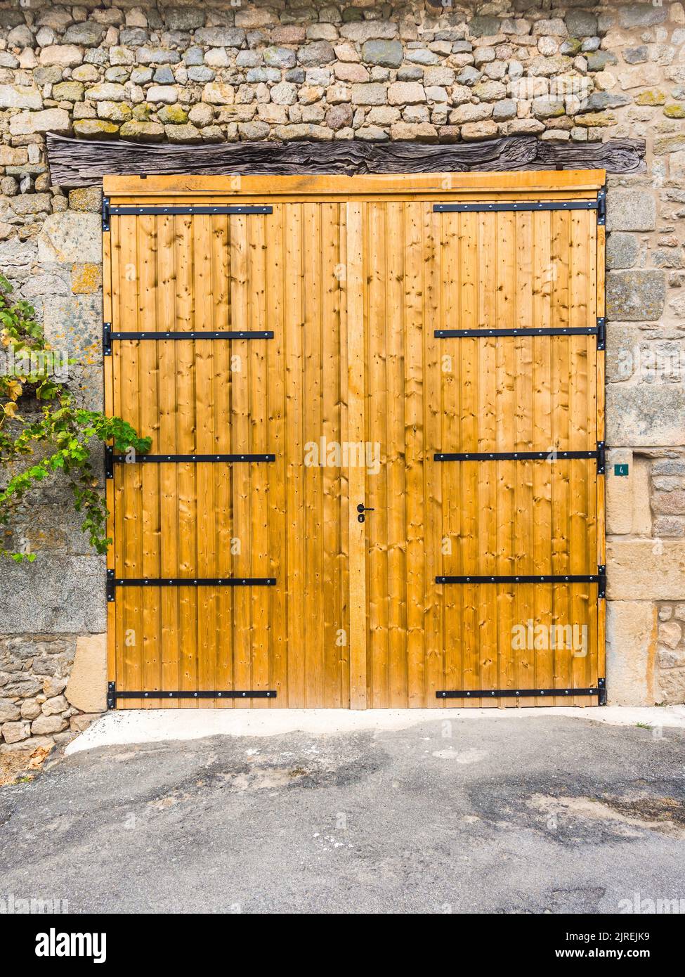 Nouvelles grandes portes de garage doubles - Compreignac, haute-Vienne (87), France. Banque D'Images