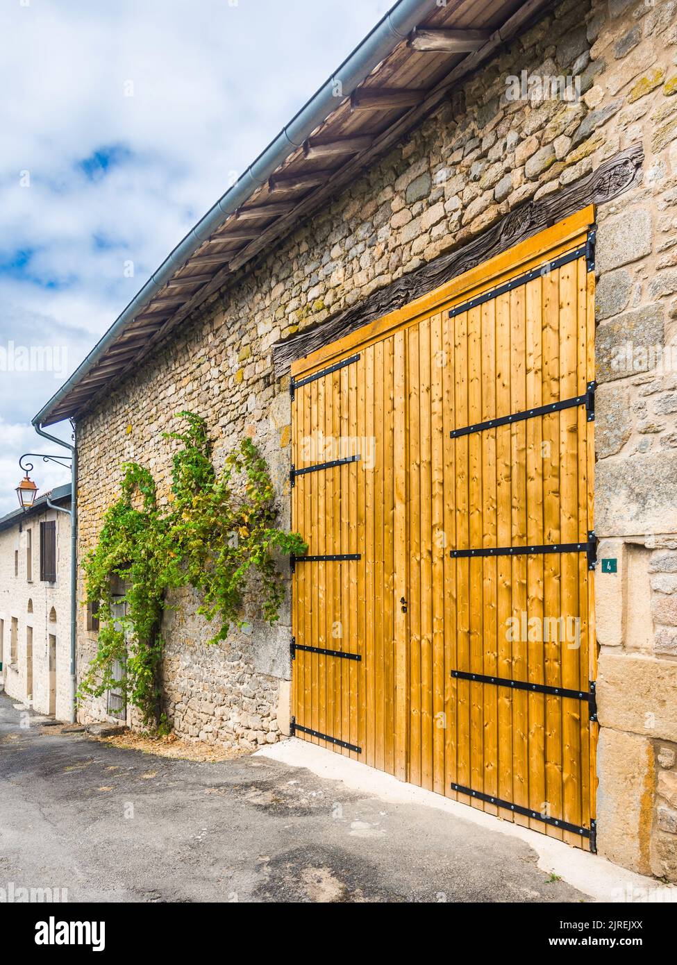 Nouvelles grandes portes de garage doubles - Compreignac, haute-Vienne (87), France. Banque D'Images
