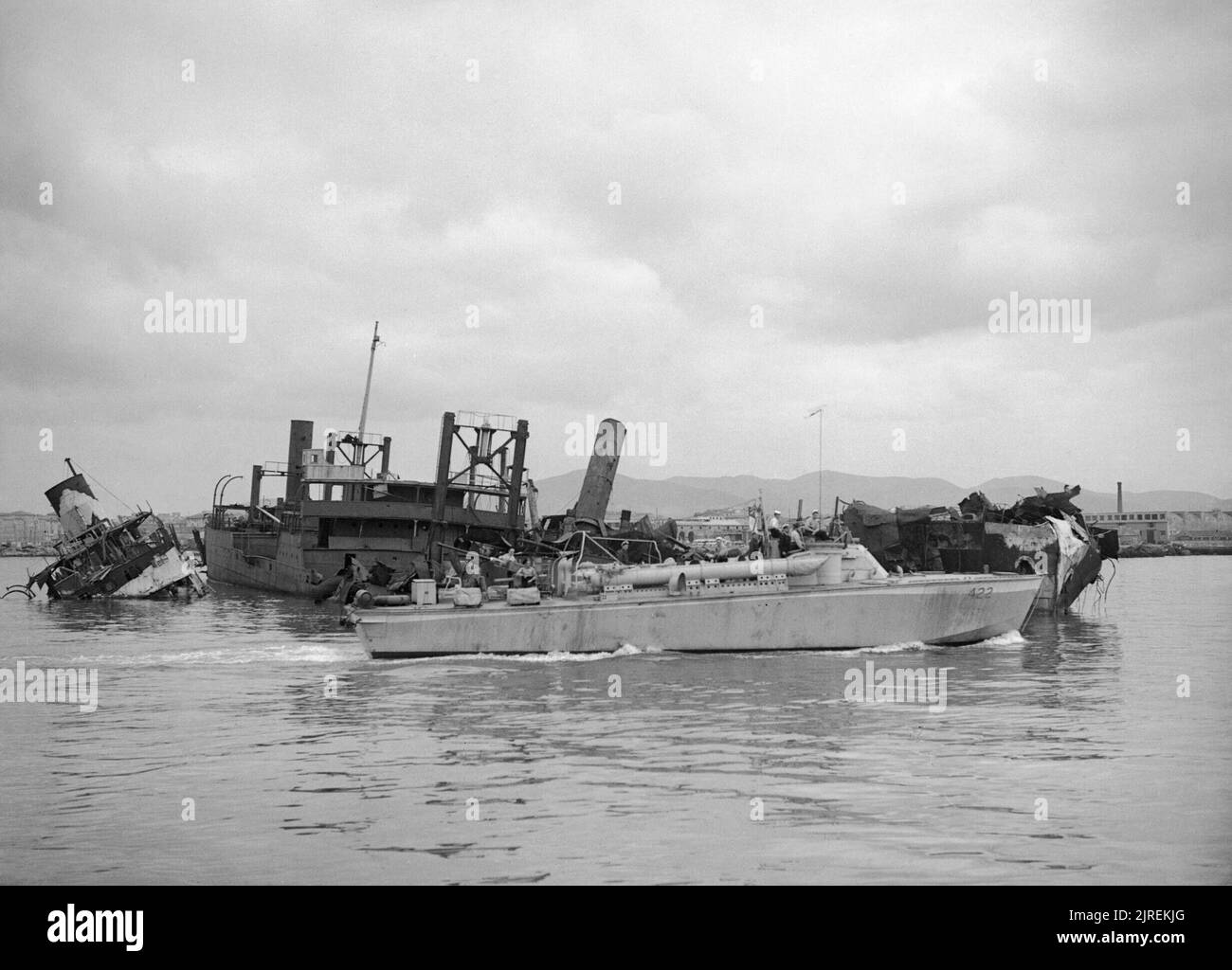 La Royal Navy pendant la Seconde Guerre mondiale MTB 422 voiles de navires coulés par le passé Allemands qui battaient en retraite lorsqu'il quitte l'entrée du port à Livourne, Italie. Ce navire fait partie d'une petite force de torpilleurs britanniques qui, avec les bateaux de patrouille Américaine, tourné les 45 milles du lieu de l'ennemi côte entre Sezi et Gênes dans leur chasse. Banque D'Images