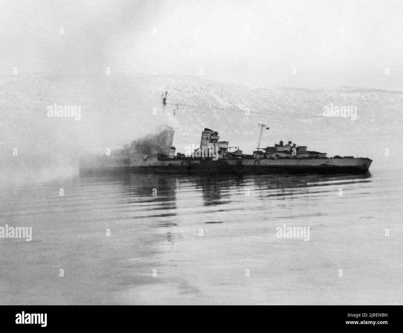 La deuxième action de la marine britannique au large de Narvik. 13 avril 1940. Un destroyer ennemi et abandonnés sur le feu à l'est du port. Elle dériva jusqu'au lendemain matin (14 avril) lorsqu'elle a coulé. Banque D'Images