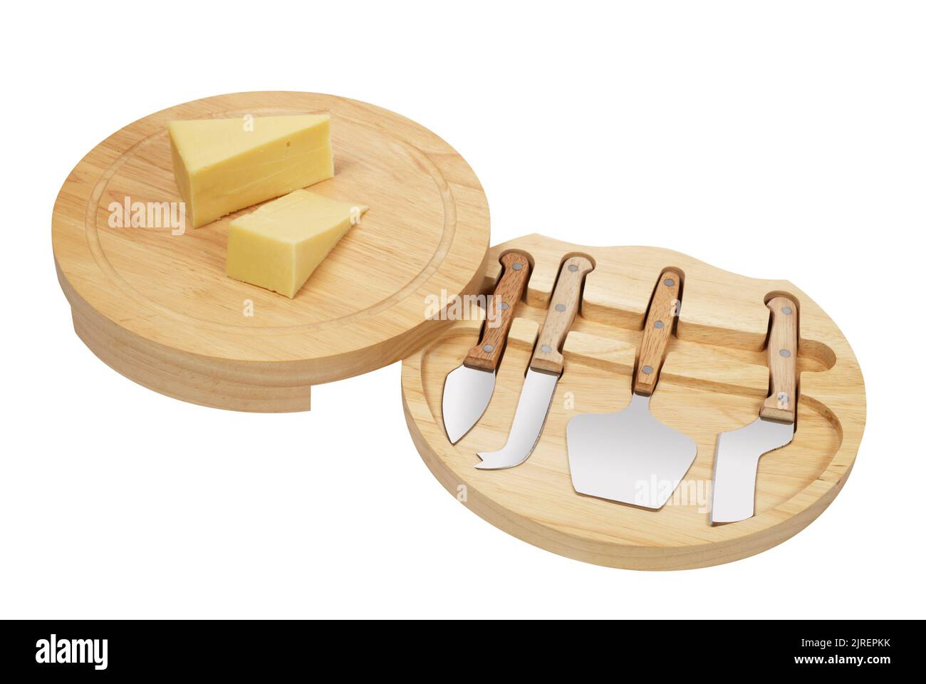 Une planche à découper circulaire de fromage en bois qui s'ouvre pour révéler une sélection de quatre couteaux à fromage différents. Isolé sur blanc avec découpe de chemin Banque D'Images