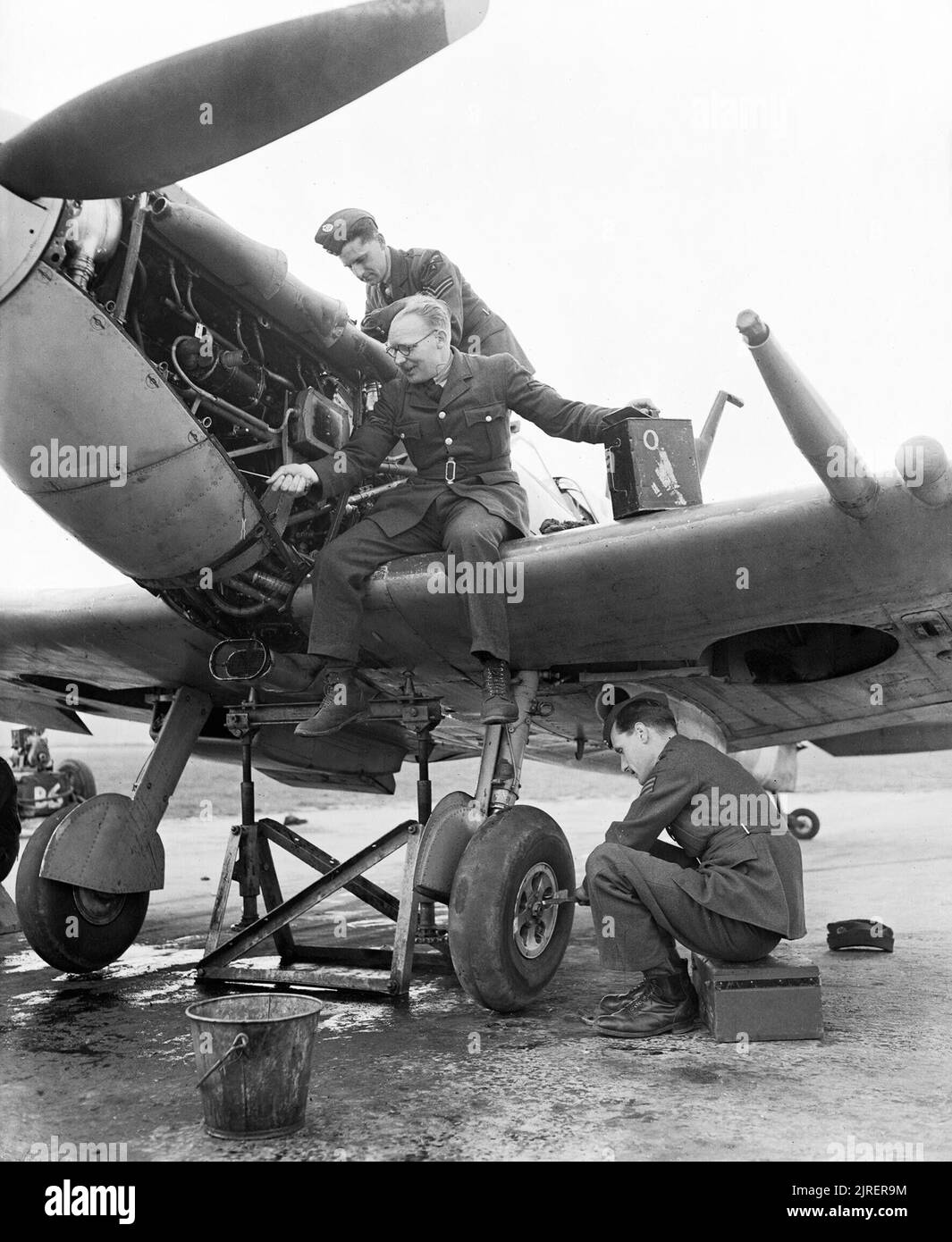Le personnel au sol sur un travail no 610 Squadron Spitfire Mk V à Westhampnet, 11 avril 1943. Le travail du personnel au sol d'un pas de 610 'Comté de Chester Spitfire de l'Escadron des V à Westhampnet, 11 avril 1943. Le caporal Houseman (en haut), le caporal Phenna avec de l'huile (CAN) et le sergent Moore (ci-dessous) avaient tous été avec l'escadron depuis sa formation en février 1936. Banque D'Images