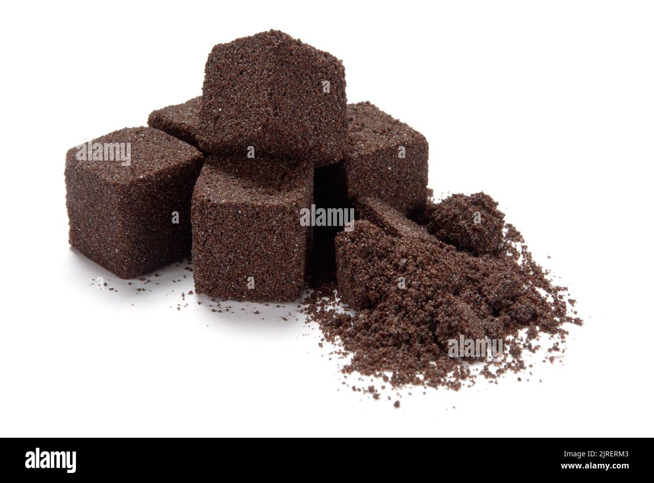 Une pile de bouillon de boeuf ou de cubes de boullion sur fond blanc découpé Banque D'Images