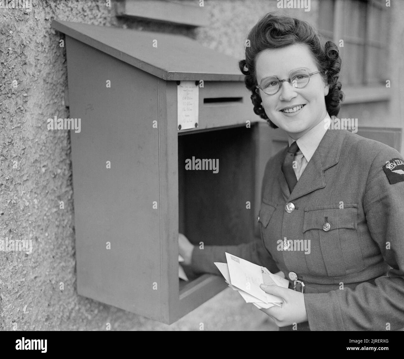 Une station de chasse à la Maîtresse de Waaf A.C.W. Juin, un jeune de 21 ans Nouvelle-zélande WAAF est devenu le premier 'post-officiel de l'institutrice de la RAF RAF lors d'une station de combat dans le sud de l'Angleterre. Banque D'Images