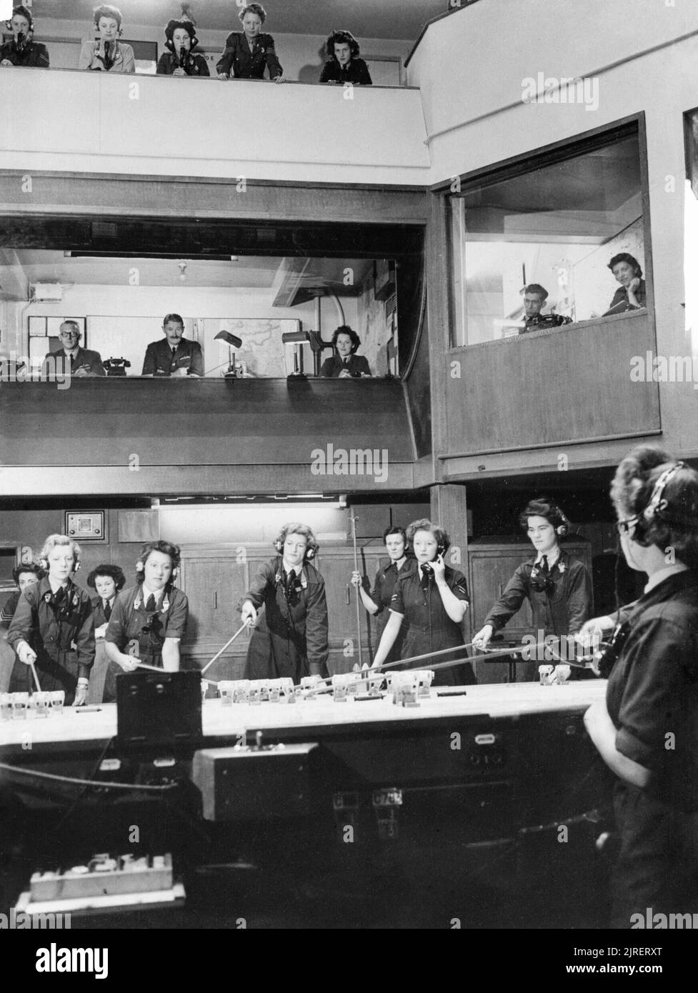 Guerre électronique et un radar de navigation et d'orientation 1939-1945 : La salle des opérations à 10, groupe fort, Corsham (Contrôleur : Sqdn Ldr Sharpe). Banque D'Images