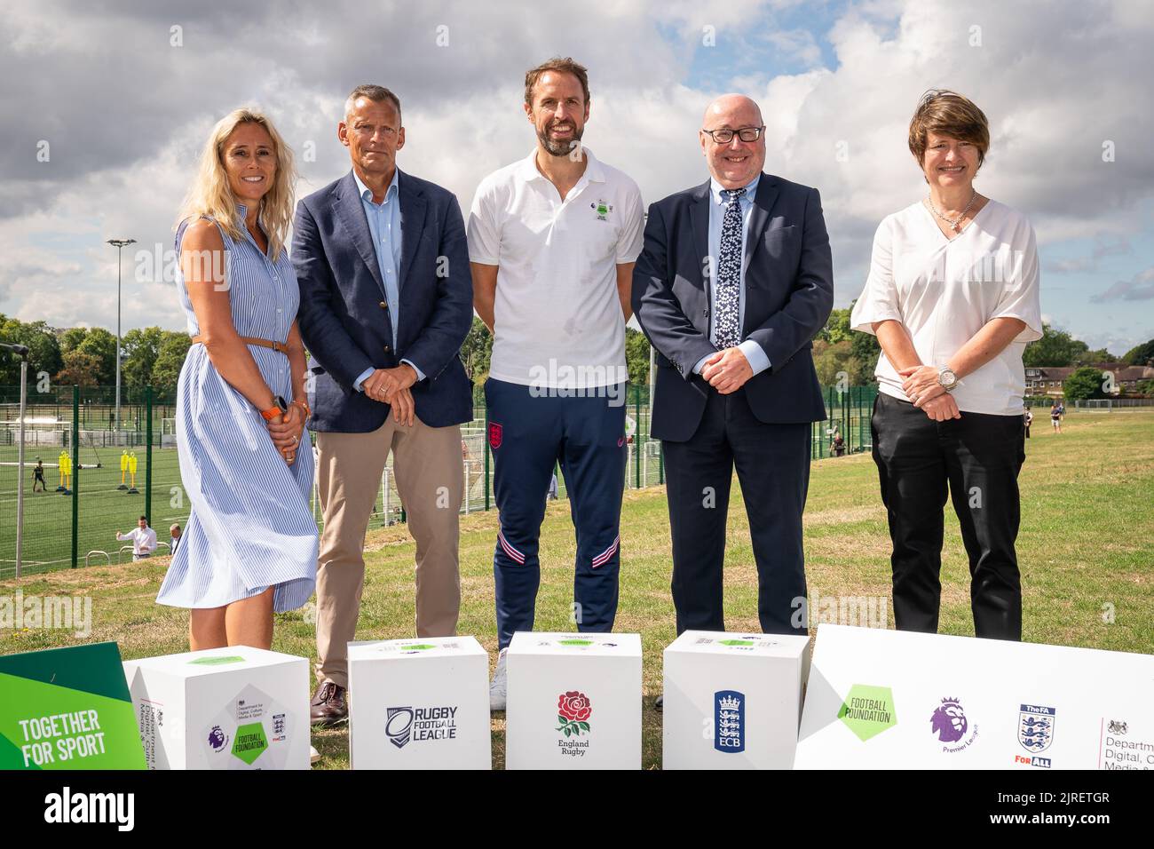 De gauche à droite - Jemima Bird (fondateur et PDG, Hello Finch), Martin Glenn (président, Fondation du football), Gareth Southgate (directeur, équipe nationale de football des hommes de l'Angleterre), Peter McCormick (vice-président de la FA) et Kelly Simmons (directeur du jeu professionnel des femmes de la FA) Lors du lancement de la nouvelle contribution financière de £92 millions de la football Foundation dans les installations multisports communautaires du Gunnersbury Park Sports Hub, Londres. Date de la photo: Mercredi 24 août 2022. Banque D'Images