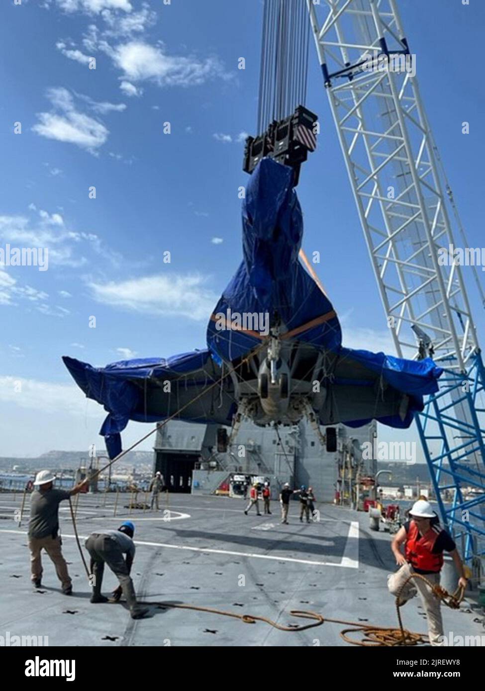 Vue d'un F/A-18E Super Hornet, pris sur 16 août 2022, au large de la côte de la Sicile, Italie, comme il est abaissé sur le grand navire de transport à vitesse moyenne du commandement militaire de Seallift, USNS Mendonca (T-AKR 303) pour le transport vers les États-Unis. L'avion, qui a été expulsé du porte-avions USS Harry S. Truman (CVN 75) par temps violent plus tôt cette année, a été récupéré à 9 500 pieds sous la mer Méditerranée à l'aide d'un VÉHICULE TÉLÉCOMMANDÉ CURV-21 pour attacher des lignes de levage et de gréage spécialisées à l'avion. Photo via U.S. Navy/UPI Banque D'Images