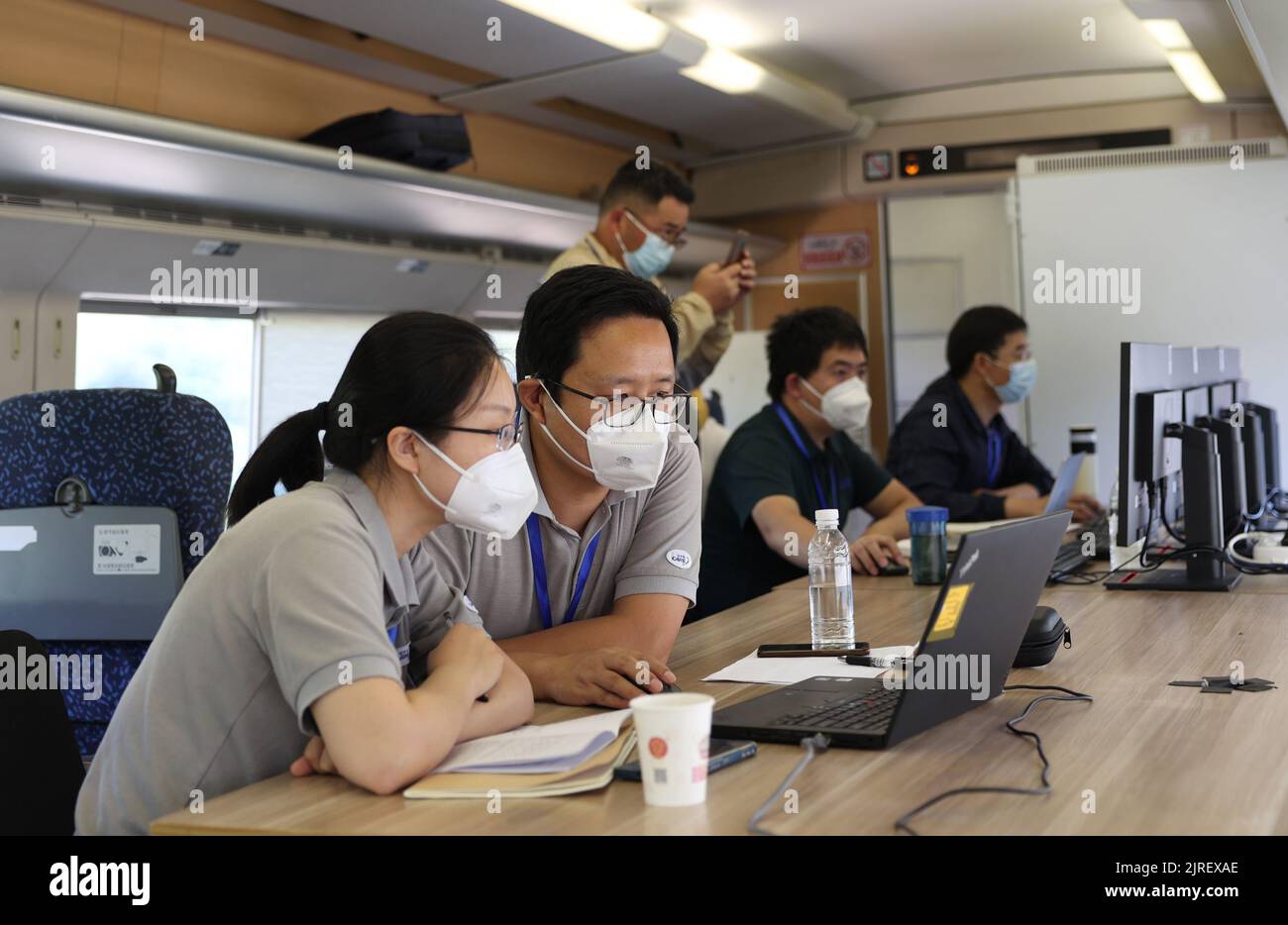(220824) -- HONGHE, 24 août 2022 (Xinhua) -- les membres du personnel travaillent sur un train d'inspection complet sur le chemin de fer à grande vitesse Mile-Mengzi dans la préfecture autonome de Honghe Hani et Yi, dans la province du Yunnan, dans le sud-ouest de la Chine, le 23 août 2022. Le chemin de fer de 107 km avec une vitesse prévue de 250 kilomètres à l'heure a récemment commencé un essai. (Photo de He Lyupeng/Xinhua) Banque D'Images
