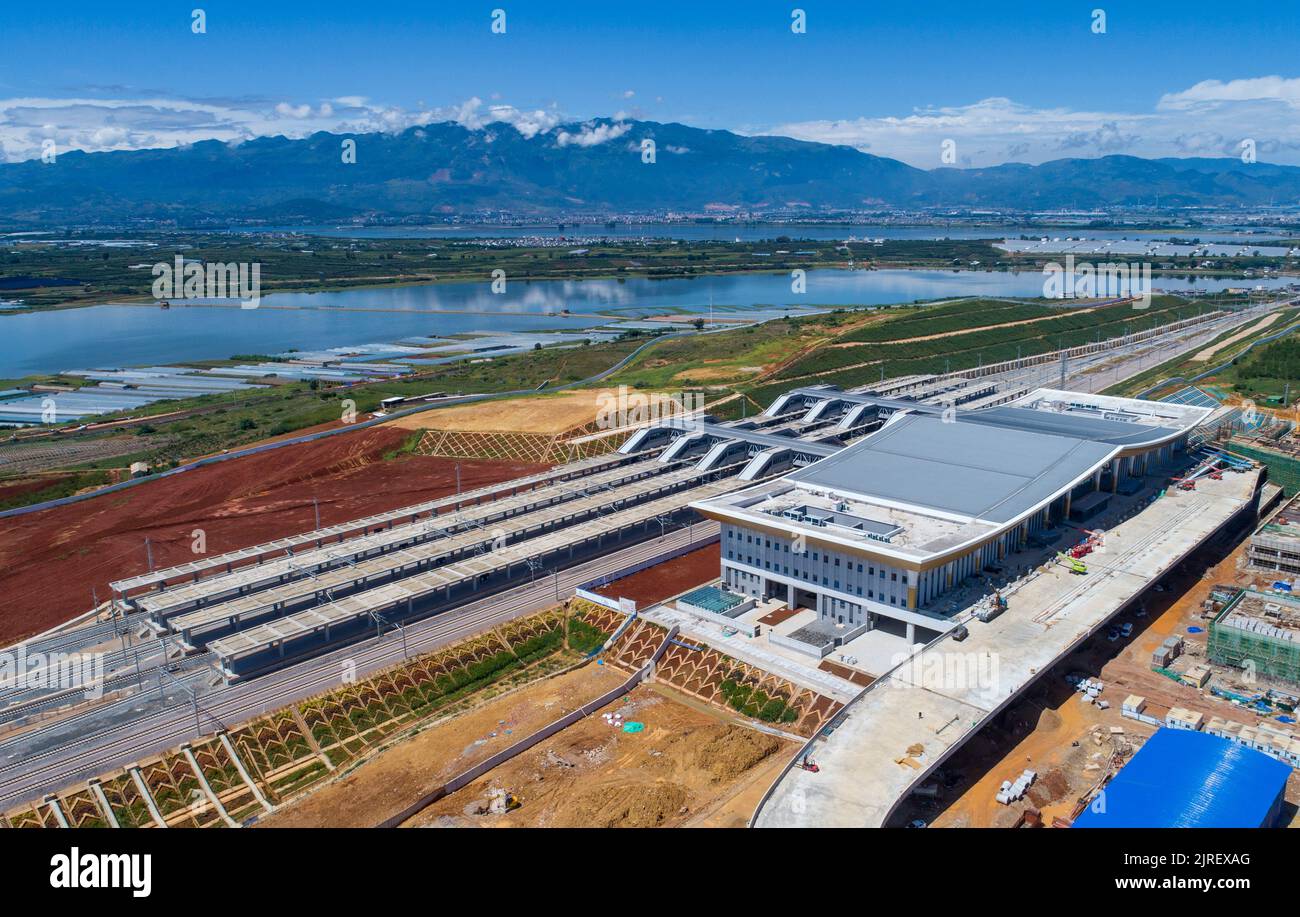 (220824) -- HONGHE, 24 août 2022 (Xinhua) -- photo aérienne prise le 24 août 2022 montre la gare de Honghe du chemin de fer à grande vitesse Mile-Mengzi dans la préfecture autonome de Honghe Hani et Yi, dans le sud-ouest de la Chine, dans la province du Yunnan. Le chemin de fer de 107 km avec une vitesse prévue de 250 kilomètres à l'heure a récemment commencé un essai. (Xinhua/Chen Xinbo) Banque D'Images