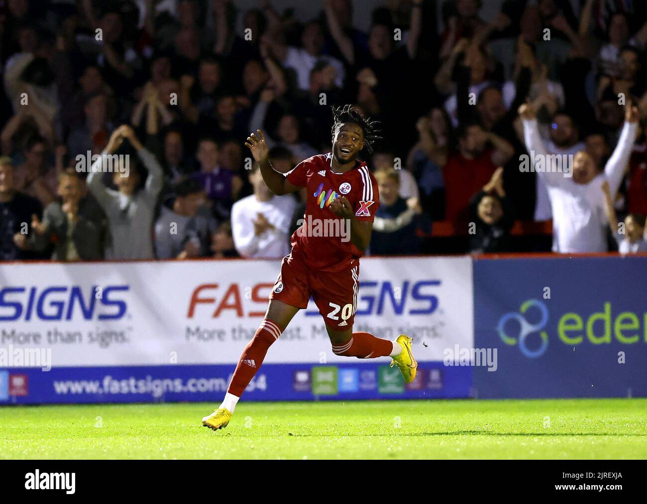 Photo du dossier datée du 23-08-2022 de James Balagizi, de Crawley Town. Kevin Betsy admet que Crawley n'avait pas le droit de signer un joueur de la qualité de James Balagizi après que le loanee de Liverpool a aidé à humilier la Premier League Fulham dans la Carabao Cup. Date de publication : mercredi 24 août 2022. Banque D'Images