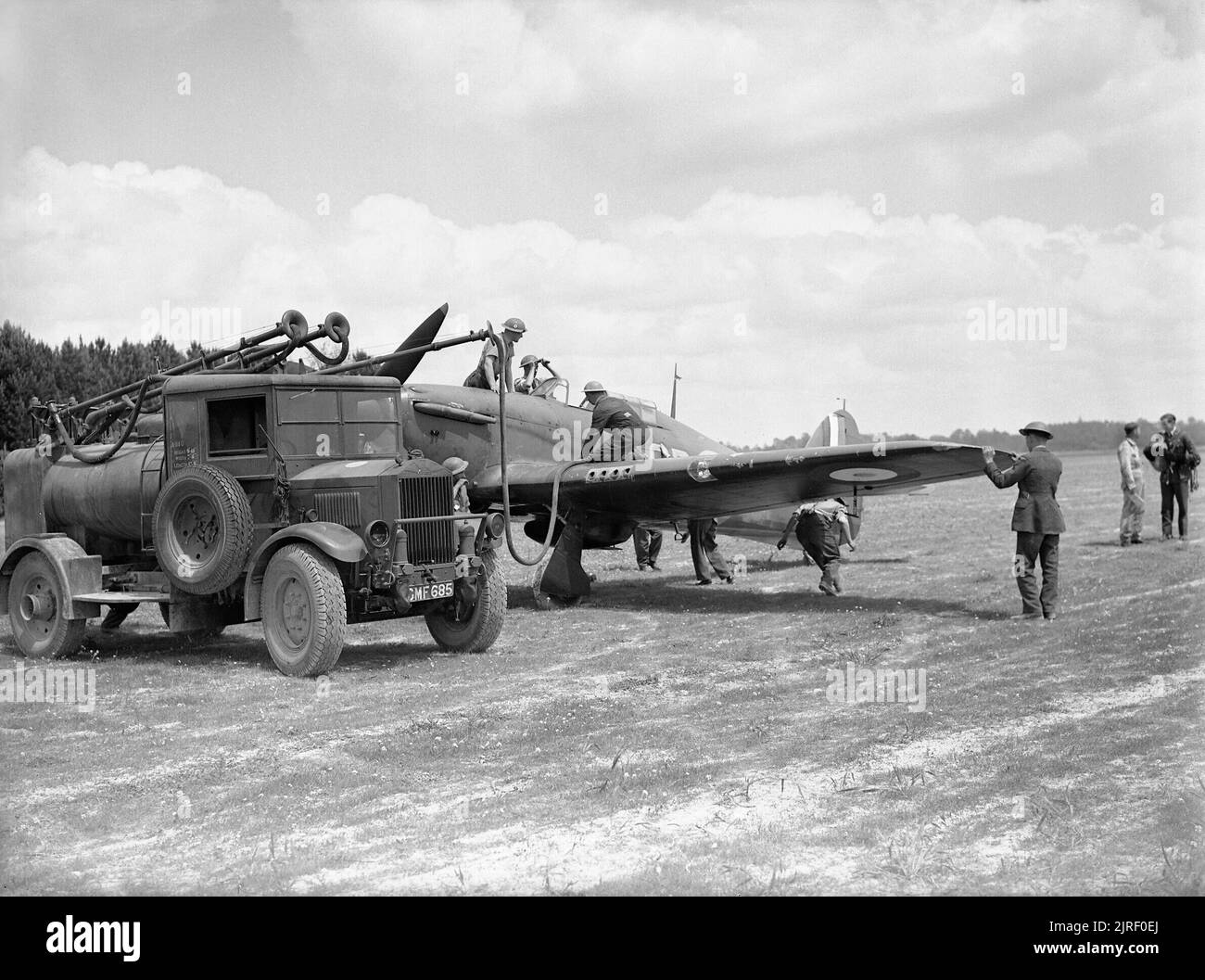 Royal Air Force- France, 1939-1940. Le personnel de ravitaillement en vol d'un Hawker Hurricane Mark I de No 501 Squadron RAF d'un camion-citerne d'essence à Betheniville, peu après son retour d'une sortie. Banque D'Images