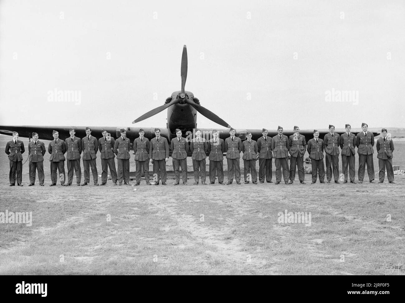 Royal Air Force- France, 1939-1940. Les officiers de l'escadron no 103 RAF alignés en face d'un Fairey Battle à Betheniville. Ils sont, (de gauche à droite) : le chef d'Escadron H G Lee (blessé, 9 juin), officier pilote V Cunningham (tués, 14 mai), le Lieutenant J R Hayes, le Lieutenant d'Morgan-Dean B G (tués, 12 mai), le Lieutenant D D D'UN Kelly, Lieutenant d T B Fitzgerald, officier pilote T Pugh, le Flight Lieutenant J UN Ingram (commandant, 'A'), officier pilote Vol Taylor (agent de l'équipement), commandant de l'Escadre T C Dickens (Commandant), le Flight Lieutenant C R E Tait (commandant, 'B' de vol, vol) Banque D'Images