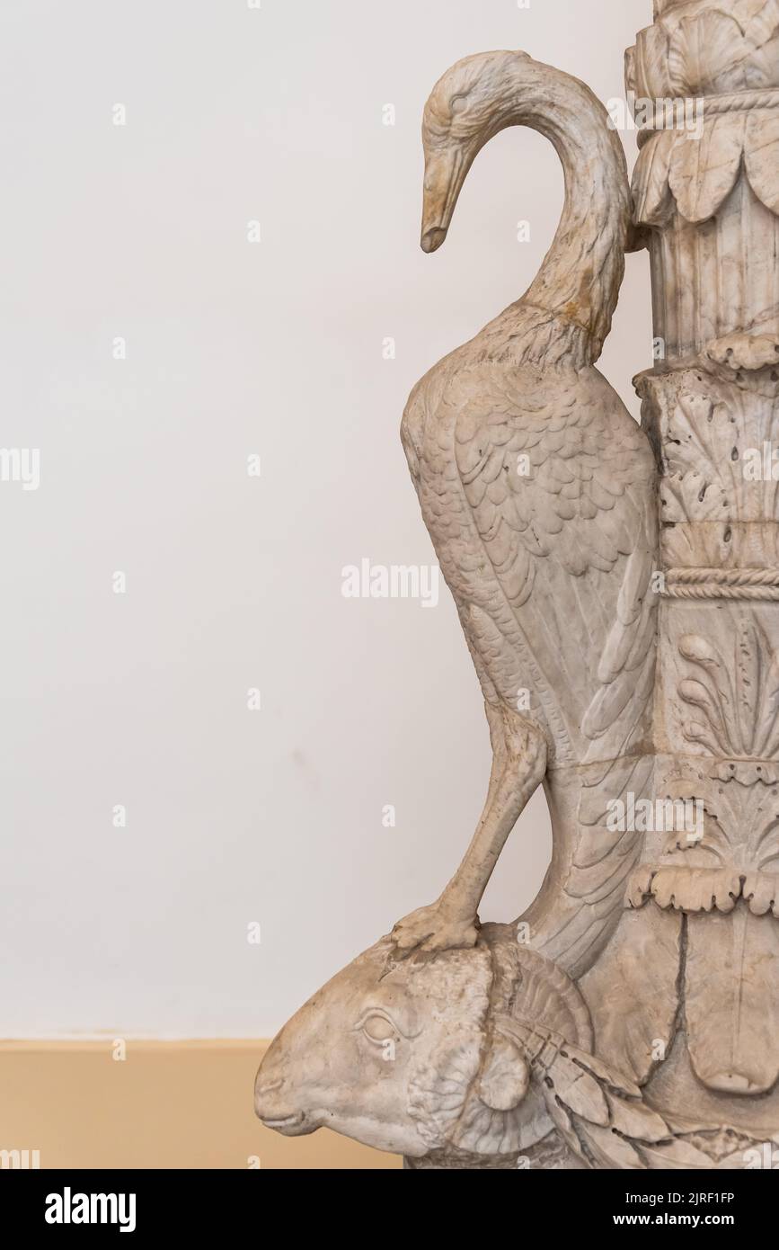 Ancienne sculpture en marbre d'oie debout Banque D'Images