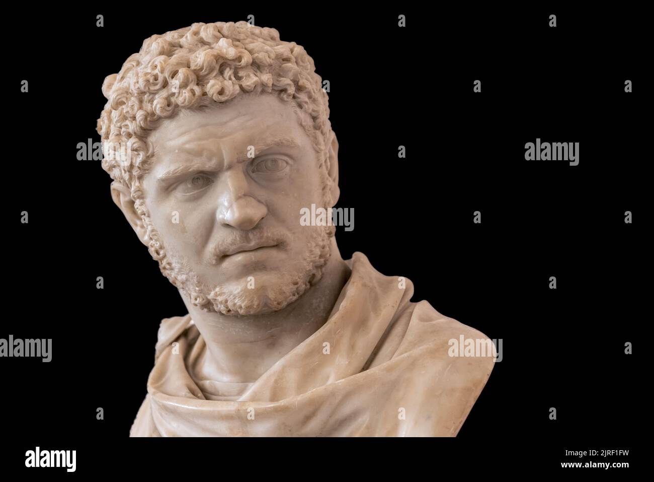 Gros plan sur l'ancien buste romain d'homme mûr et grognon Banque D'Images