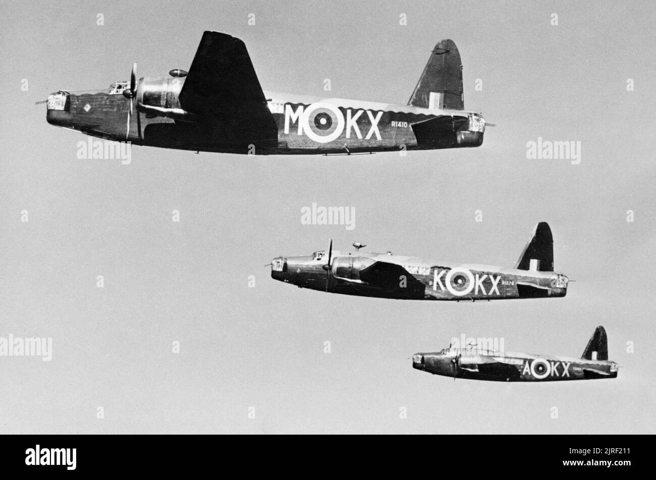 Trois IC de Wellington Mk de l'escadron no 311 (tchécoslovaque) RAF basés à East Wretham, Norfolk, mars 1941. Trois IC Wellington Mark, R1410 ?KX-M?, R1378 ?KX-K' et T2541 ?KX-A?, de la RAF de l'escadron n° 311 (tchécoslovaque) basée à East Wretham, Norfolk, volant en formation d'échelon à tribord. Banque D'Images