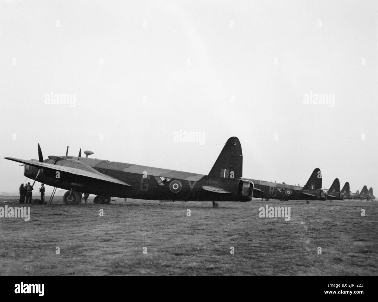 Royal Air Force- l'Italie, les Balkans et l'Europe du sud-est, 1942-1945. Vickers Wellington Mark III et Mark Xs du No 40 Squadron RAF en préparation pour une mission de bombardement de nuit principale à Foggia, Italie. Dans l'avant-plan est Mark III, DF542 'G-X'. Banque D'Images