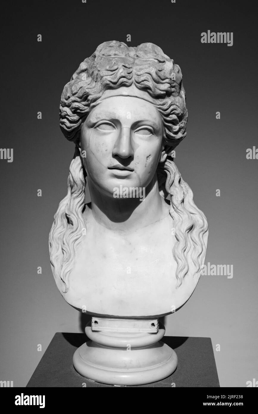 Photo en noir et blanc de l'ancien buste en marbre de la femme romaine aux cheveux longs Banque D'Images