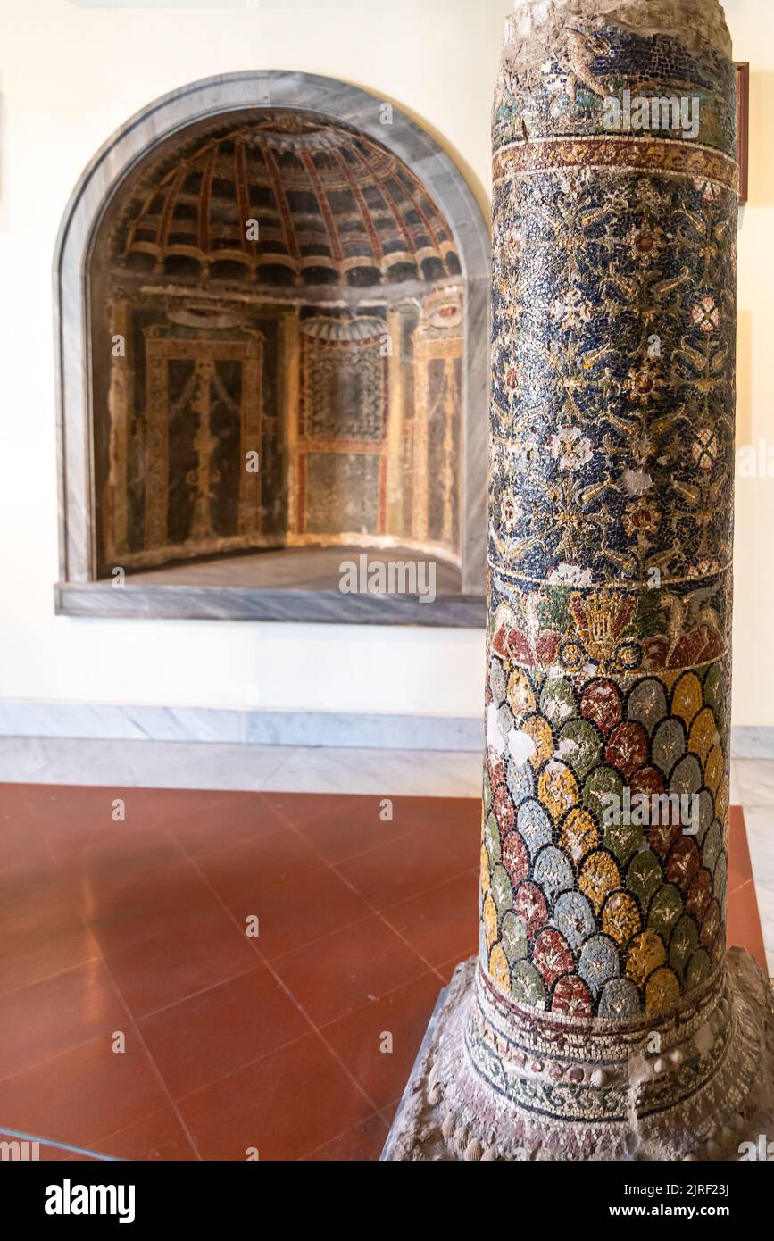 Ancienne colonne et niche murale décorée de mosaïques colorées Banque D'Images