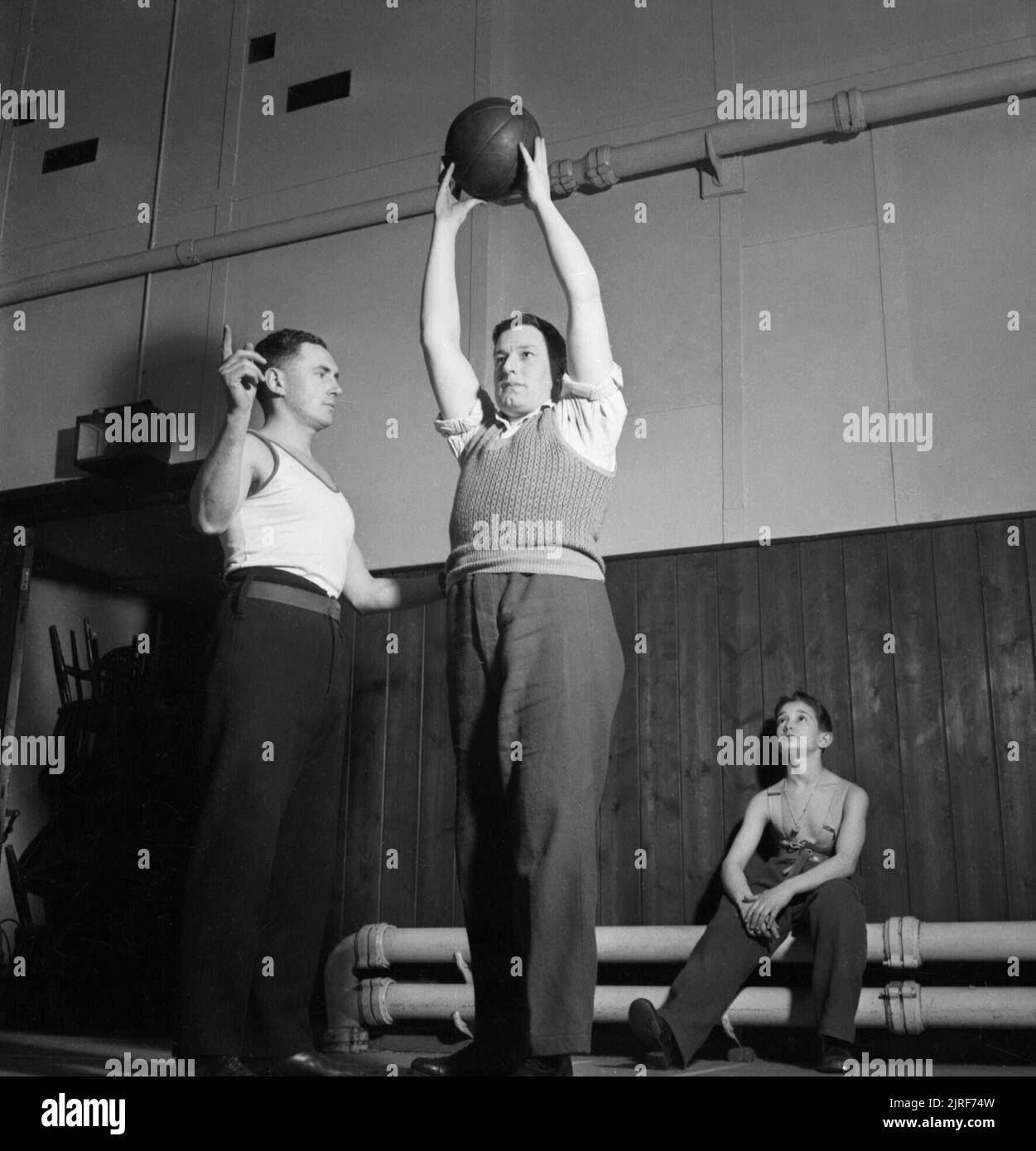 Un patient qui reçoit des cours de formation physique à l'hôpital Queen Mary's de Roehampton, Londres, pendant sa réadaptation après la perte de ses deux jambes en 1944. Banque D'Images