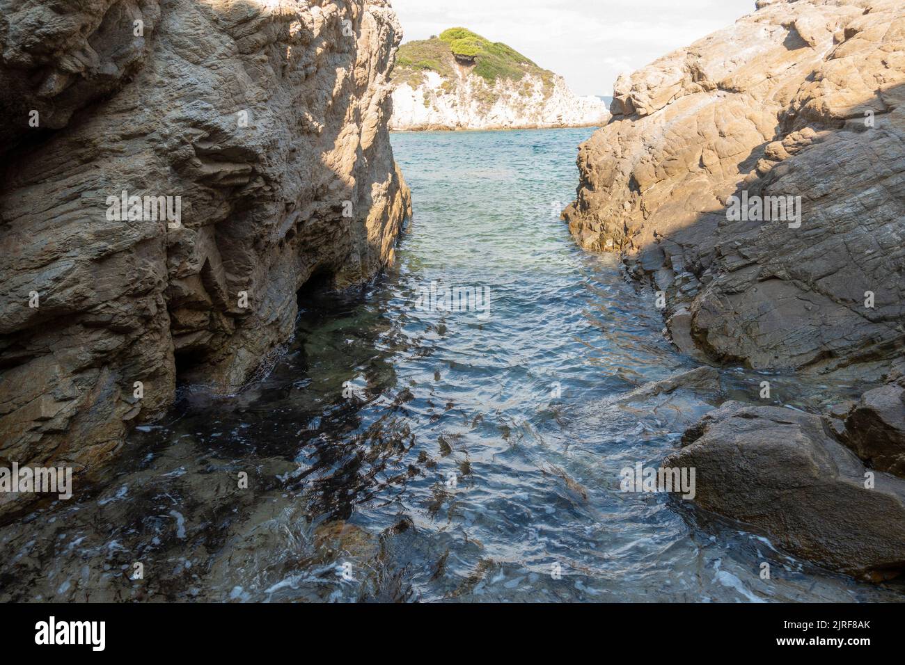 SKIATHOS, GRÈCE - 14-22-2022 - la plage de Krifi Ammos, l'une des plus belles de Skiathos, avec une riche végétation et une mer turquoise. Banque D'Images