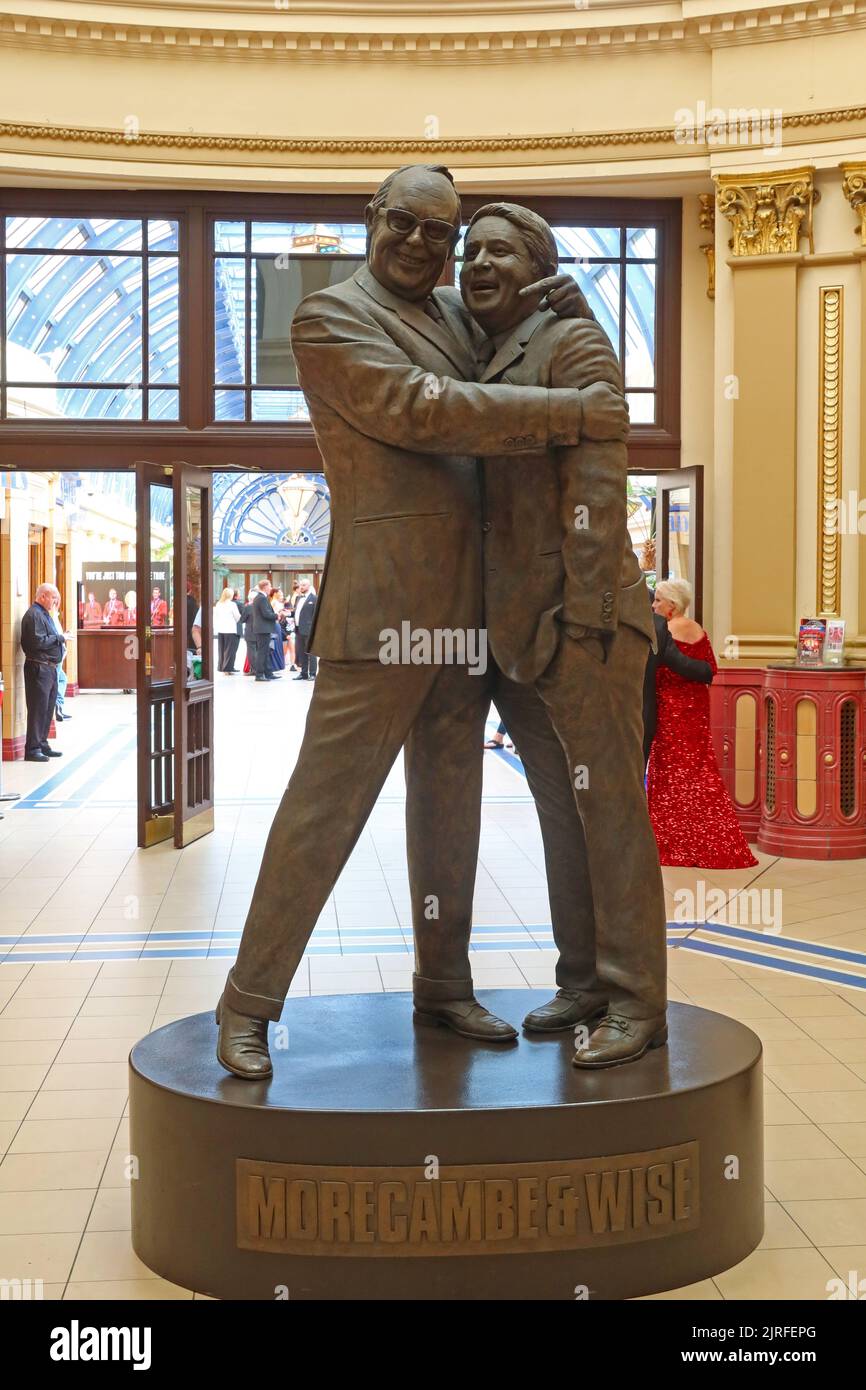 Eric Morecombe et Ernie Wise, duo humoristique statue 2016 dans les jardins d'hiver, Church Street, Blackpool, Lancashire, Angleterre, Royaume-Uni, FY1 1HL Banque D'Images