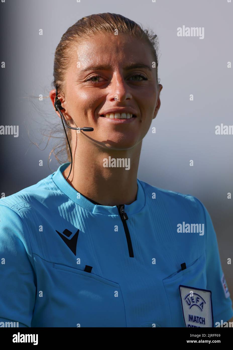 Turin, Italie, le 21st août 2022. L'arbitre Ana Maria Alexandra Terteleac de Roumanie réagit à la suite du match de l'UEFA Women's Champions League au centre d'entraînement de Juventus, à Turin. Le crédit photo devrait se lire: Jonathan Moscrop / Sportimage Banque D'Images