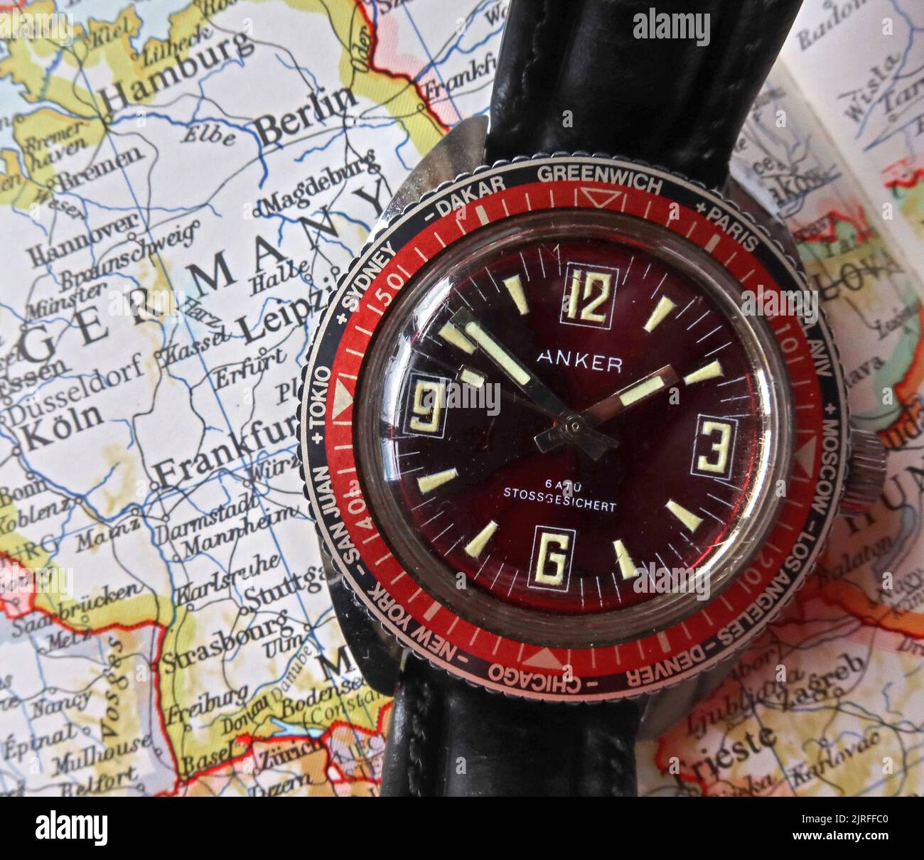 Red Anker Allemand Andreas Huber Company montre à remontage mécanique, années 1970, cadran GMT - plongeur antichoc Banque D'Images