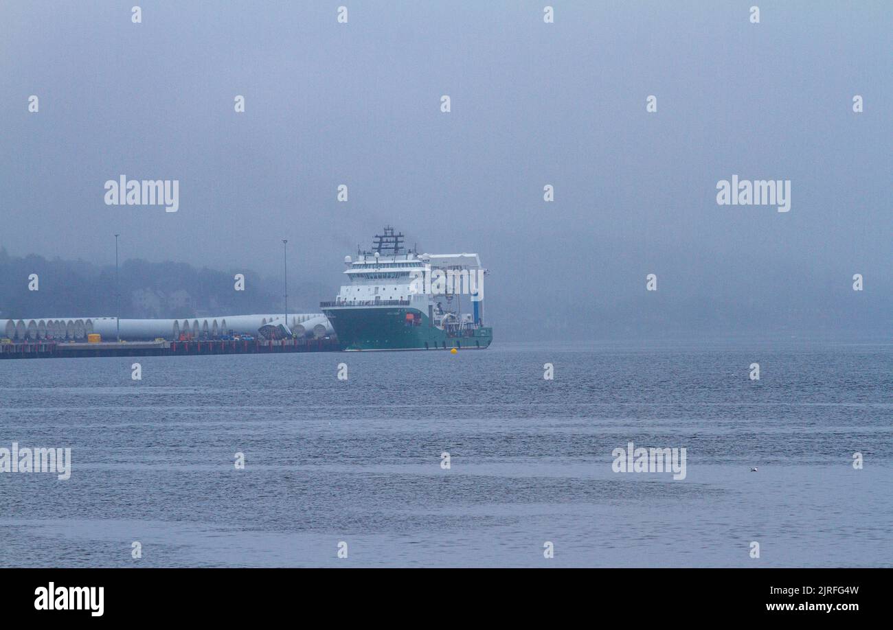 Dundee, Tayside, Écosse, Royaume-Uni. 24th août 2022. Météo au Royaume-Uni : le nord-est de l'Écosse connaît un brouillard dense et des conditions humides, avec des températures atteignant 18 °C. Le Havila Phoenix, un navire de soutien offshore norvégien, est soigneusement piloté le long de la rivière Tay, le long des docks de Dundee, à côté de la plate-forme de forage pétrolier Prospector 5. Crédit : Dundee Photographics/Alamy Live News Banque D'Images