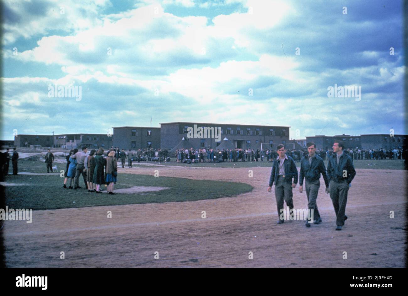 Le personnel de la 91e Groupe de bombardement lors d'un défilé à Bassingbourn pour célébrer leur deuxième année dans le théâtre d'Opérations Européen, 17 septembre 1944. Banque D'Images