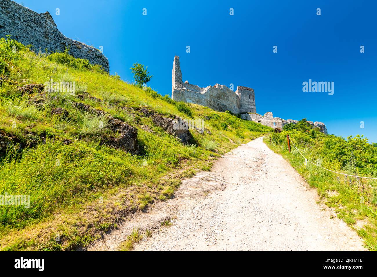 Les anciennes ruines du château de Cachtice (Čachtice dans la langue locale). Château en ruines au sommet de la colline de Slovaquie. Célèbre et mystérieux lieu connu de la légende de Banque D'Images