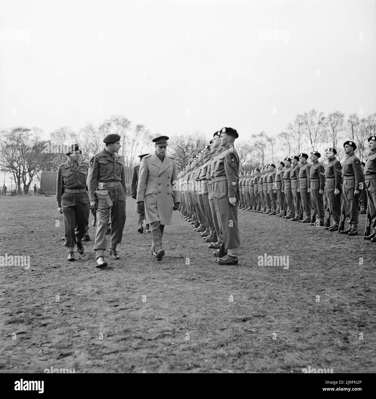 Le roi George VI Visite Un Airborne Division dans le Nord Midlands Le roi inspecte la garde d'honneur. Banque D'Images