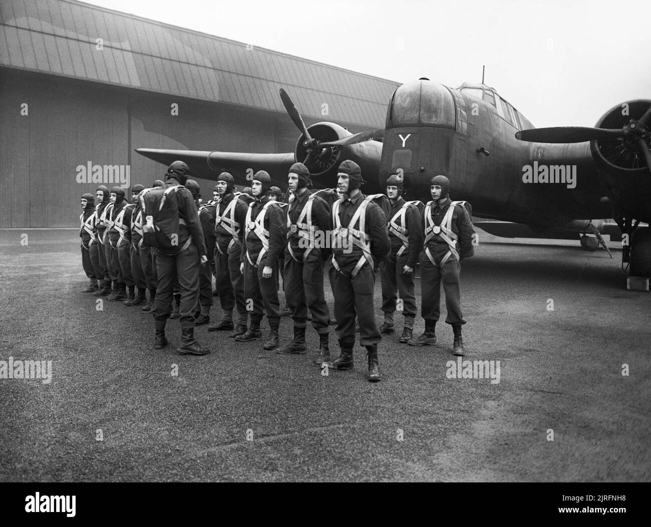 Les troupes de parachutistes sur le défilé en face d'un bombardier Whitley à RAF Ringway, Manchester, janvier 1941. Les troupes de parachutistes sur le défilé en face d'un bombardier Whitley enfoncé en service dans la RAF, rôle aéroporté Ringway, Manchester, janvier 1941. Banque D'Images