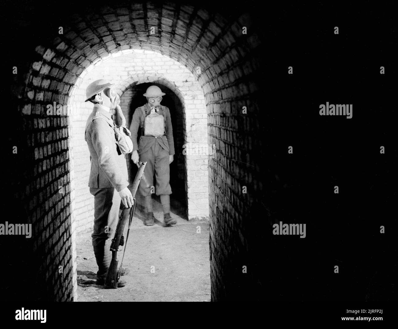 Des soldats de la 51e Highland Division portant gasmasks en service dans un fort sur la ligne Maginot en France, 3 novembre 1939. 51e Division des Highlands dans la Ligne Maginot : une sentinelle britannique sur l'obligation de porter un masque à gaz dans le passage souterrain dans un fort sur la ligne Maginot. Banque D'Images