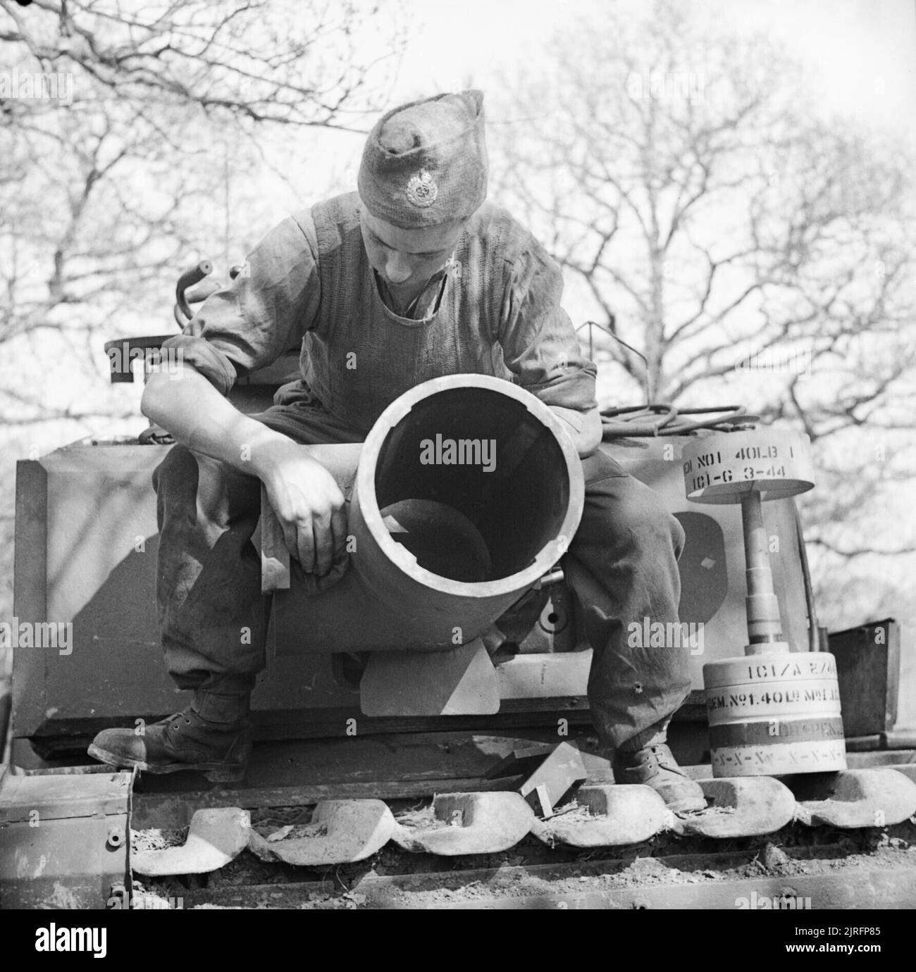 Le mortier Petard 29cm sur une AVENUE Churchill du 79th Escadron, 5th, Régiment d'assaut, Royal Engineers, sous le commandement de la 3rd Division d'infanterie, 29 avril 1944. Une bombe de 40lb peut être vue sur la droite. Le mortier Petard 29cm sur une AVENUE Churchill du 79th Escadron, 5th, Régiment d'assaut, Royal Engineers, sous le commandement de la 3rd Division d'infanterie, 29 avril 1944. Une bombe de 40lb peut être vue sur la droite. Banque D'Images