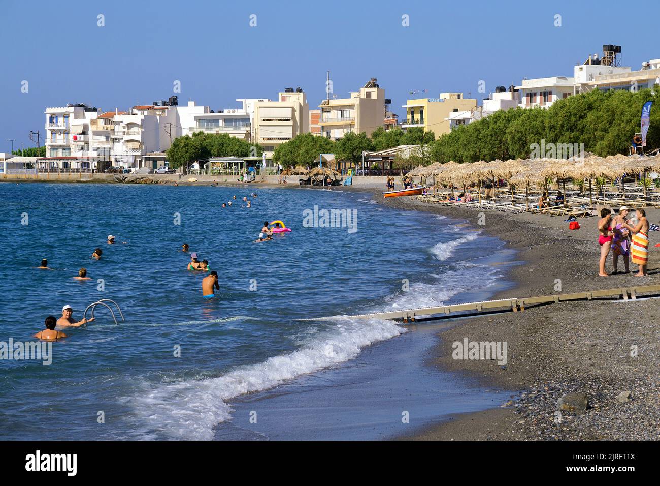 Plage de baignade à Ierapetra, la ville la plus méridionale de Grèce, Crète, Grèce, Europe Banque D'Images