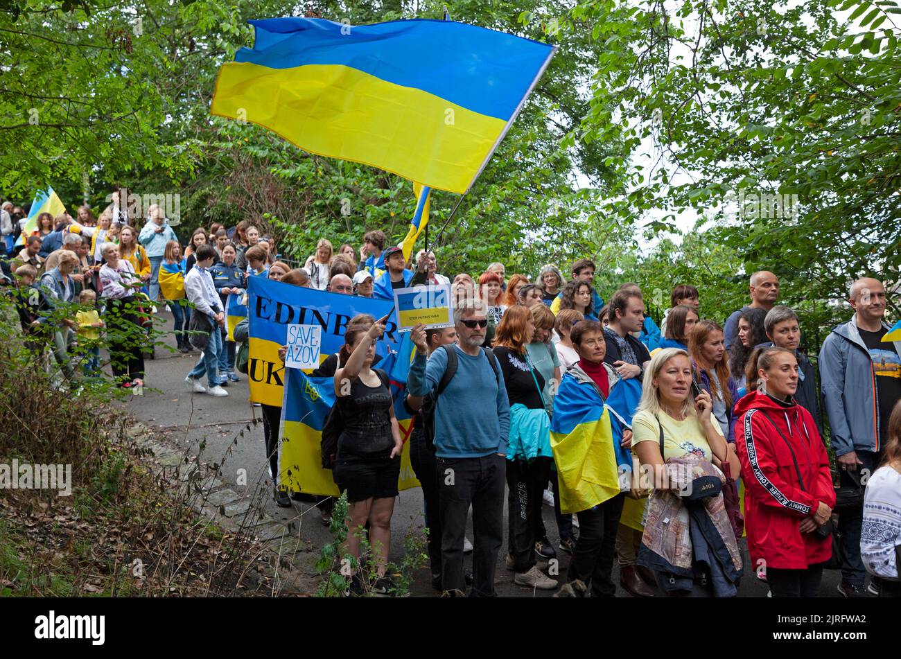 Édimbourg, Calton Hill, Écosse, Royaume-Uni. 24th août 2022. Événement marquant le 31st anniversaire de l'indépendance de l'Ukraine. À Édimbourg, les gens se sont réunis au Panel de Saint Wolodymyr aux marches de Calton Hill, sur Regent Road, à 1pm, où des bouquets de tournesols ont été posés. Edimbourg est une ville jumelle de Kiev, il était probable qu'il y aurait une couverture médiatique internationale qui serait vue de nouveau en Ukraine. Credit: ArchWhite/alamy Live news. Banque D'Images