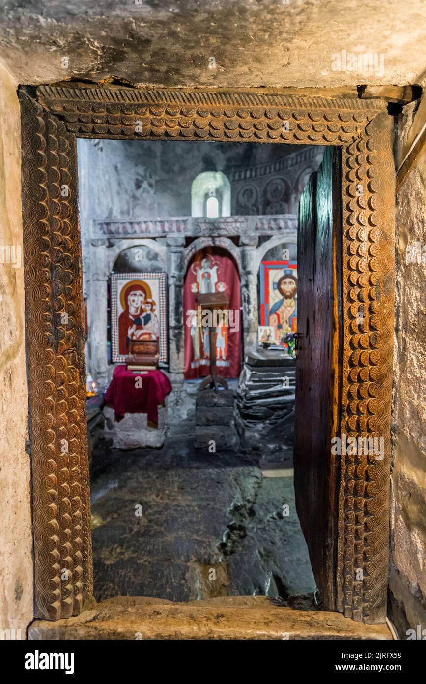 Cadre de porte en bois sculpté dans l'église Saint-Georges, monastère de Lamaria à Ushguli, Haut-Svaneti, Géorgie Banque D'Images