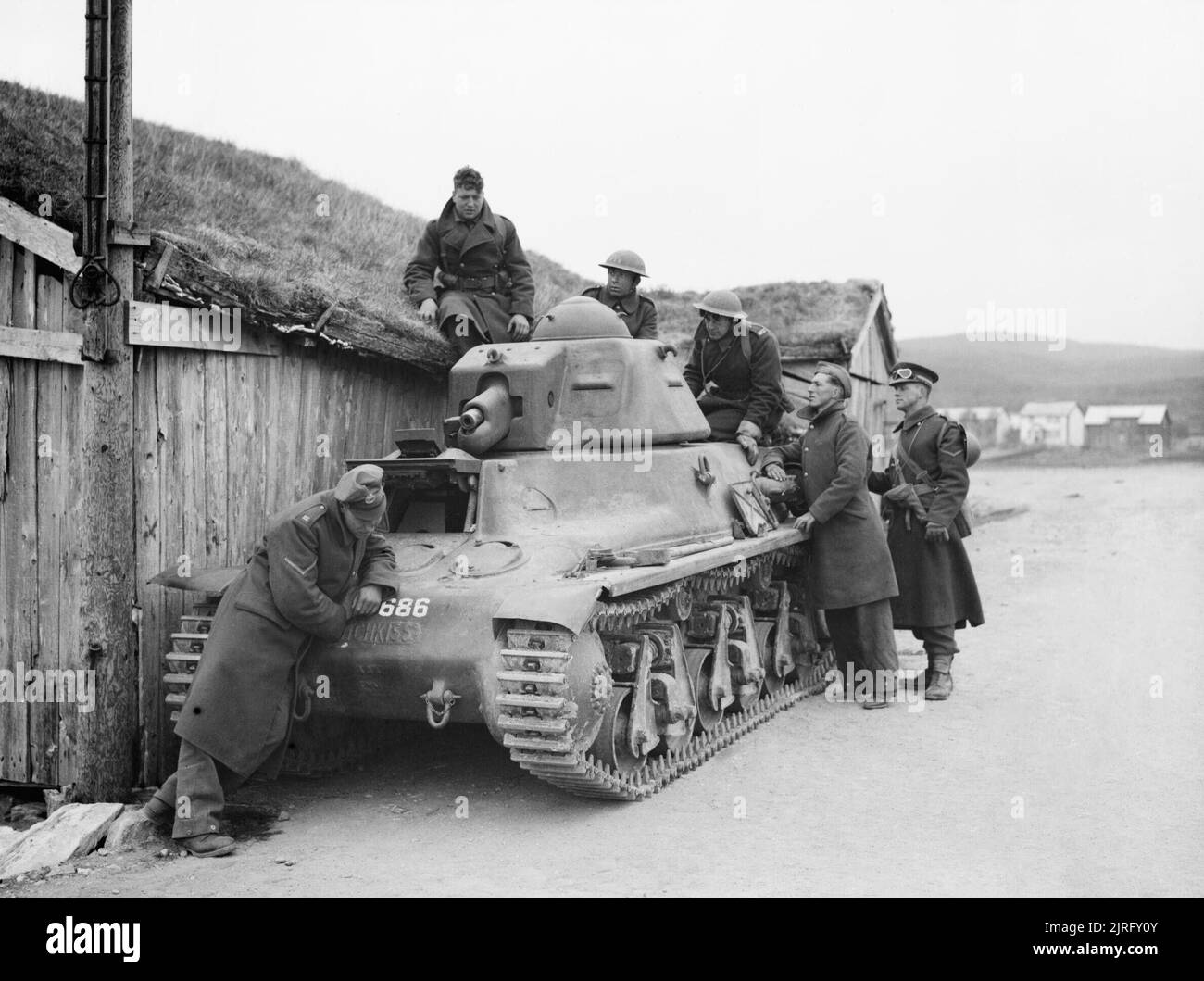 L'armée britannique en Norvège avril - juin 1940 les troupes britanniques discutant avec des soldats français et polonais (Independent Podhalan Rifles Brigade) autour d'un char Hotchkiss H39 français à Steinsland. [Réservoir 40 686, section 1ere, ccpa 342E] Banque D'Images