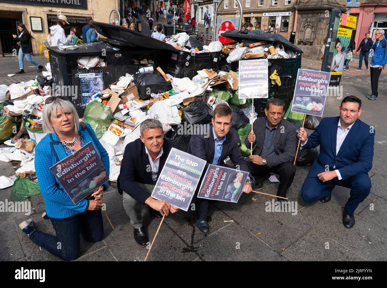 Édimbourg, Écosse, Royaume-Uni. 24th août 2022. Les politiciens du Parti travailliste écossais les conservateurs et les libéraux-démocrates protestent à côté de piles de détritus sur la place Grassmarket dans la vieille ville d'Édimbourg. Ils protestaient contre les réductions de financement du conseil du SNP, ce qui selon eux est la cause de la grève binmen actuelle dans la ville qui provoque l'accumulation d'énormes quantités de déchets. Pic ; de gauche à droite, Sue Webber MSP, Alex Cole-Hamilton, Daniel Johnson MSP, Foysol Choudhury MSP, Miles Briggs MSP. Iain Masterton/Alay Live News Banque D'Images