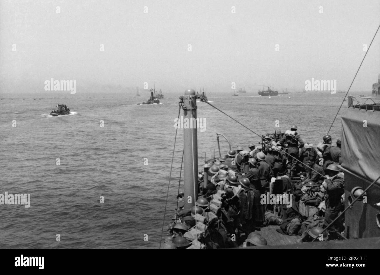 L'évacuation de la France 1940 les troupes britanniques et françaises à bord des navires quittant Cherbourg en route pour Southampton, 13 juin 1940. Banque D'Images
