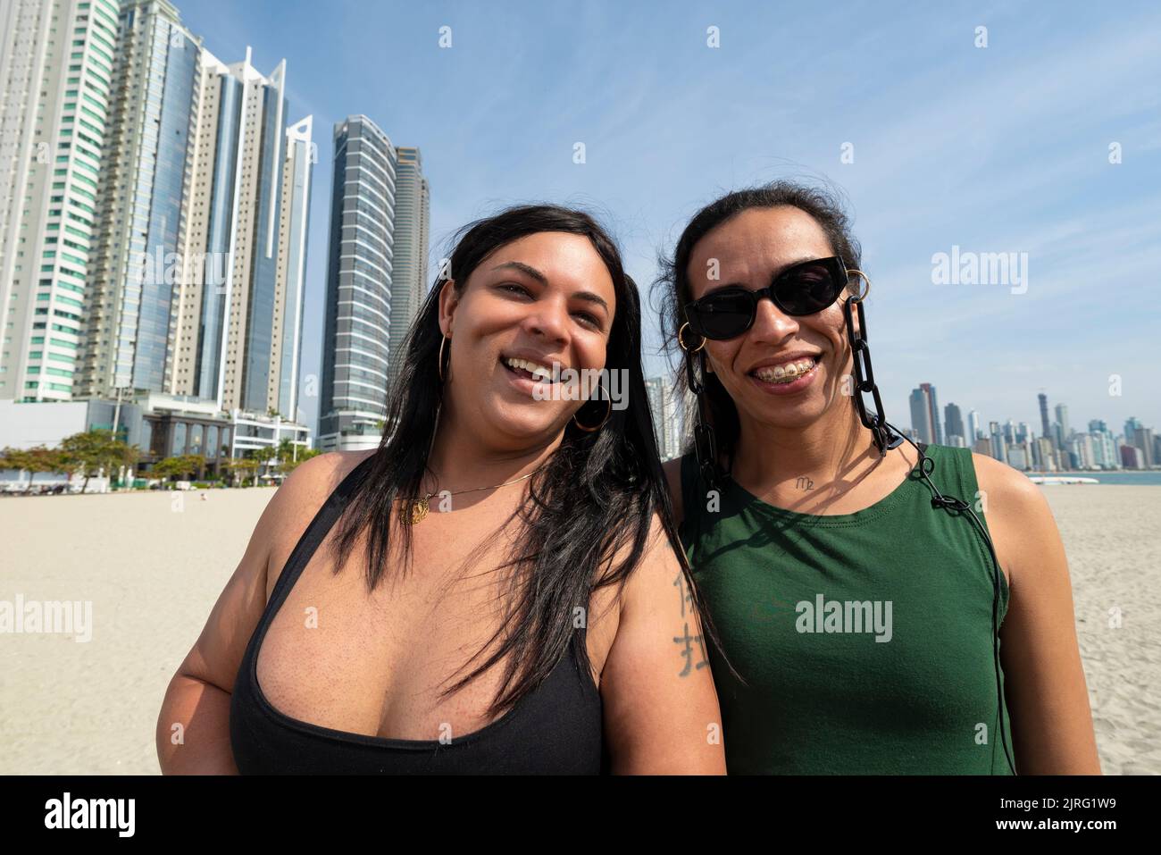 Balneário Camboriú, Santa Catarina, Brésil - 28 juillet 2022: Couple transgenre profitant de la baie sud de Balneario Camboriu Banque D'Images