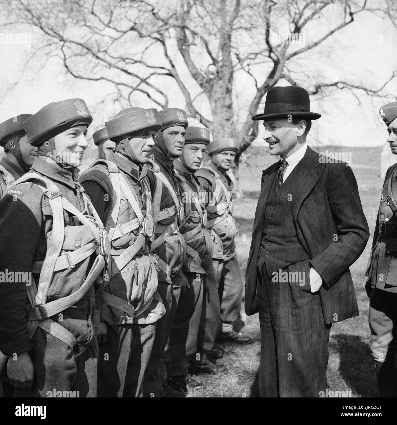 L'armée polonaise au Royaume-Uni 1940-1945 Clement Attlee visiter les troupes de la 1re Brigade parachutistes indépendant polonais à Cupar. Remarque leurs chapeaux - formation de parachutiste, également connu sous le nom de casques casques "bungee". En tant que vice-Premier Ministre Attlee était chargé de la coordination, en particulier pendant les absences fréquentes de Churchill à l'étranger. Il est aussi devenu une politique active-bouilloire tant dans la discussion d'un règlement d'après-guerre à l'Allemagne et sur la réforme sociale à la maison. Banque D'Images