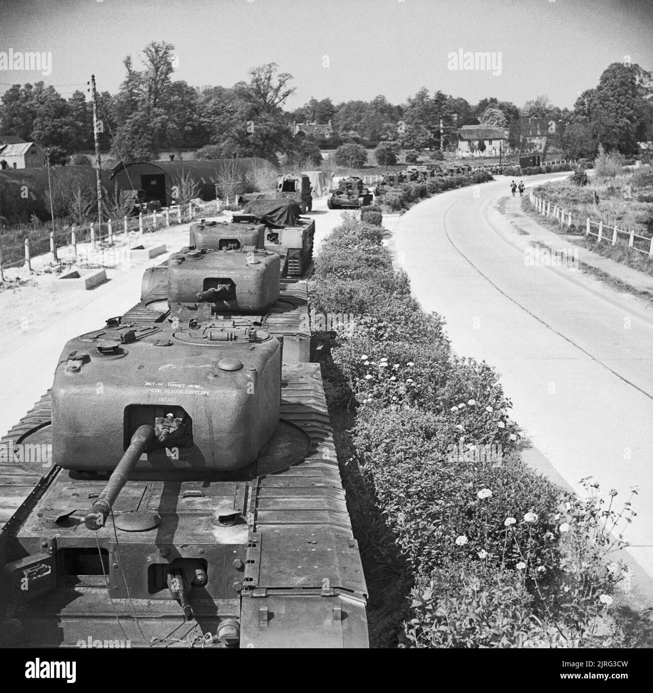 Churchill Mk IV dans des réservoirs de stockage sur le by-pass de Winchester dans le Hampshire, en préparation pour l'invasion de l'Europe, le 16 mai 1944. Churchill Mk IV dans des réservoirs de stockage sur le by-pass de Winchester dans le Hampshire, en préparation pour l'invasion de l'Europe, le 16 mai 1944. Banque D'Images