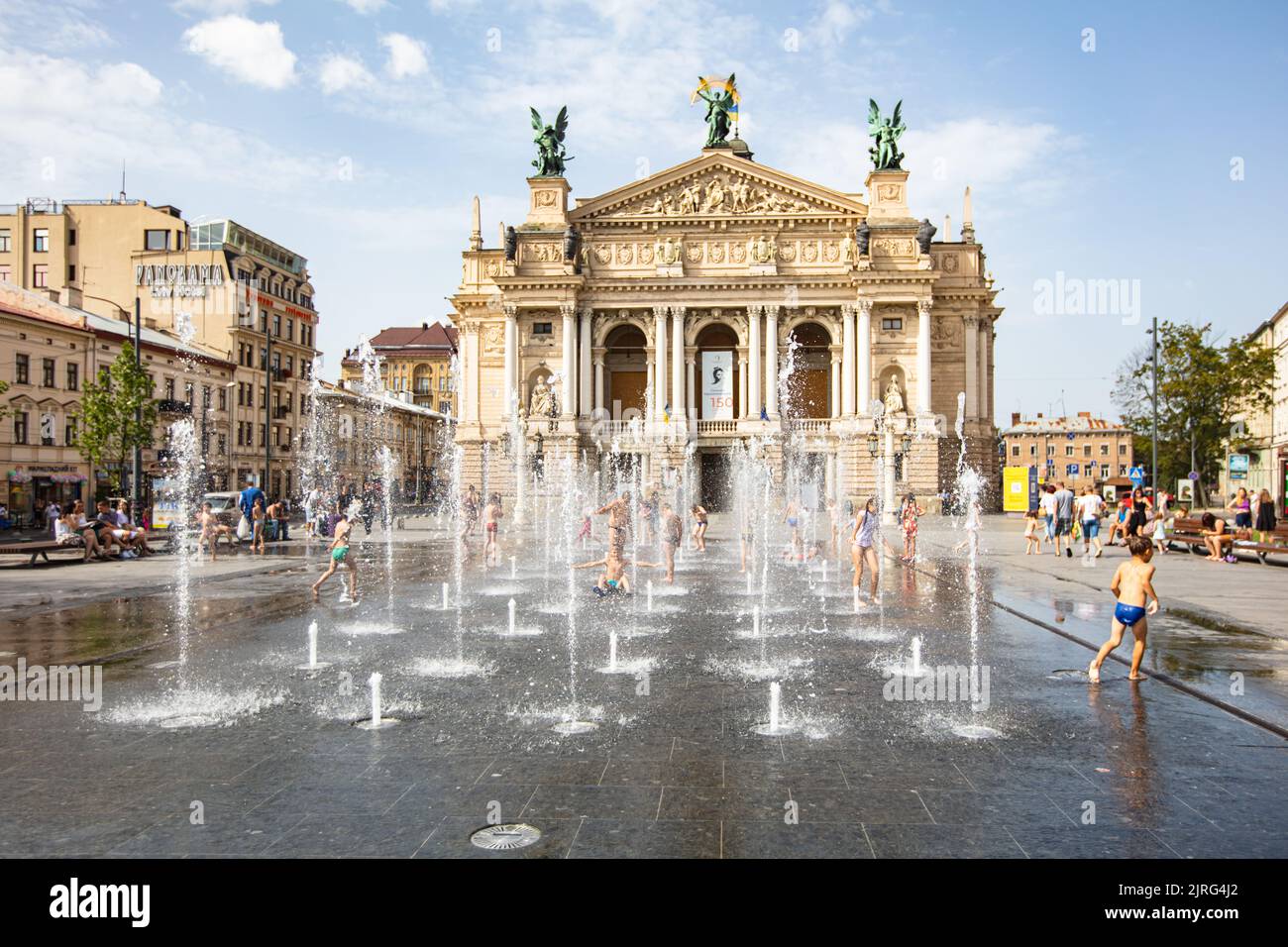 Lviv, Ukraine - 24 août 2022 : les enfants jouent dans une fontaine près de l'Opéra national de Lviv Banque D'Images