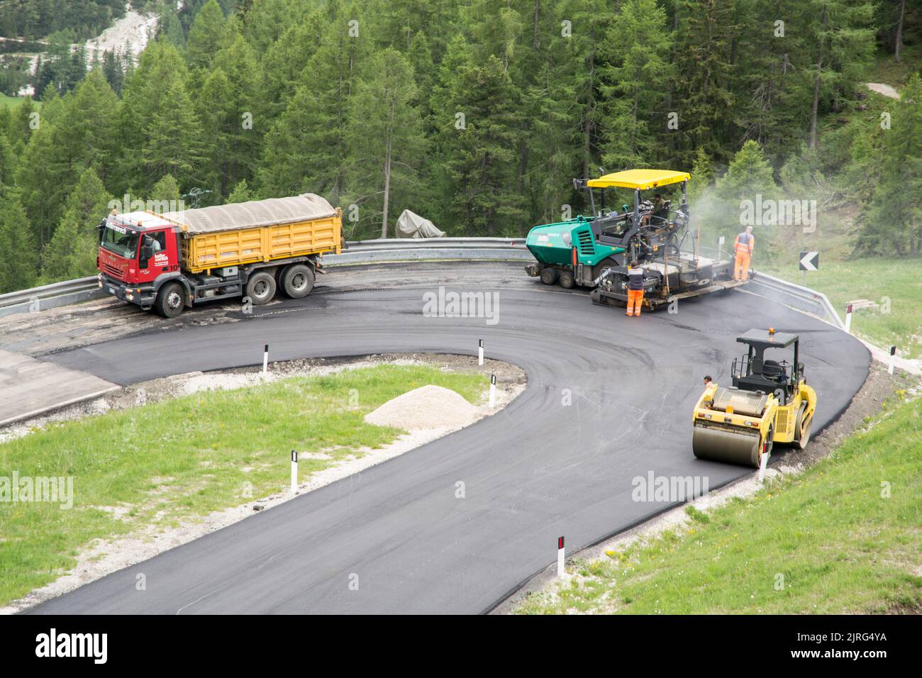 Chemin de pavage au sommet du noir avec finisseur et camion à benne basculante. Banque D'Images