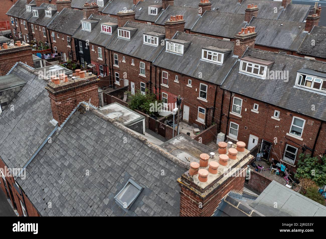 LEEDS, ROYAUME-UNI - 24 AOÛT 2022. Vue aérienne sur les toits et les maisons d'une ville du nord en Angleterre pendant la mise à niveau du gouvernement britannique Banque D'Images